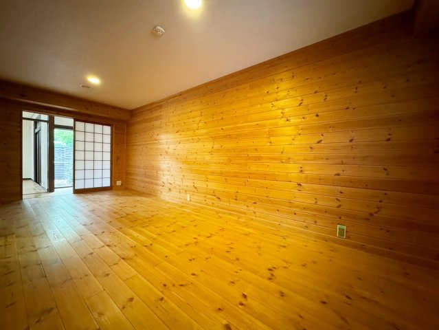 【ReDream】円明寺葛原の洋室|【洋室】
壁一面に広がる木目が印象的な、ぬくもりあふれる8.3帖の洋室です。やさしい照明と木の質感が調和し、ゆったりと過ごせる落ち着いた空間を演出します。

室内（2025年9月）撮影