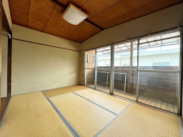 【ReDream】円明寺葛原の和室|【和室】
レトロな雰囲気を感じるグリーンタイルのトイレです。窓付きで自然光が入り、換気もしやすい仕様。木目の床との組み合わせがやさしい印象の空間です。

室内（2025年9月）撮影