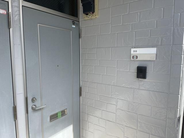 大和市西鶴間１丁目のアパートの玄関