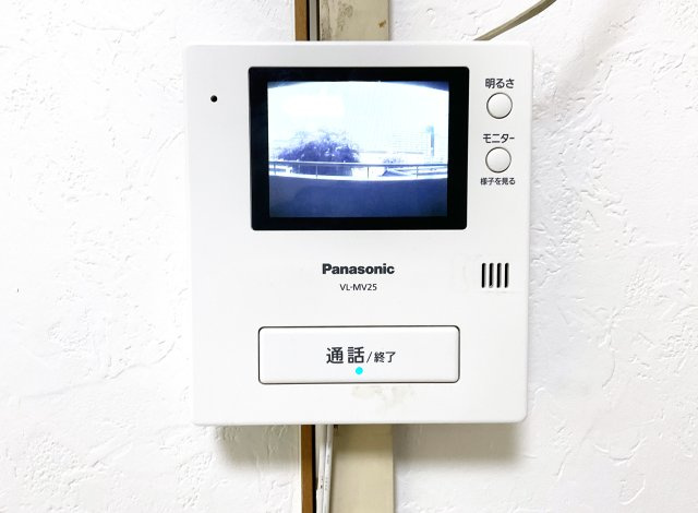 【防犯設備】 | 向島ニュータウン第3街区D棟 | 玄関ドアを開けずに来客確認が出来るので安心です。物騒な世の中ですので十分に気を付けましょう。
