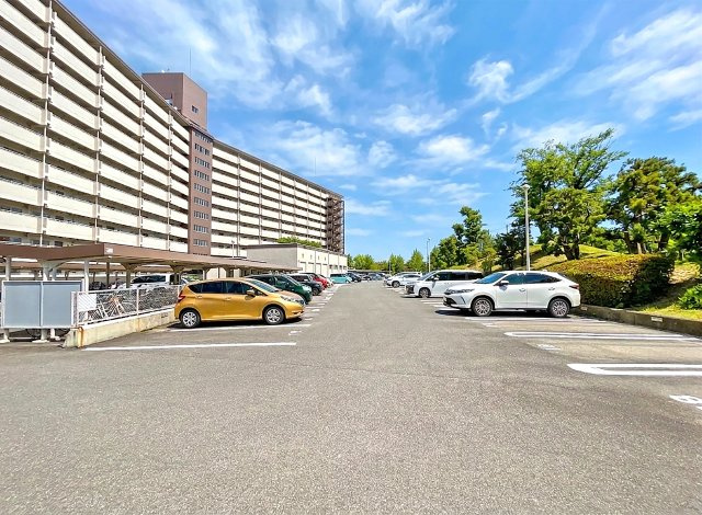 【駐車場】 | 向島ニュータウン第3街区D棟 | 【駐車場】マンション敷地内の駐車場に空きがございます（2026年6月時点）※空き状況は確認時点の状況であり、空き状況を保証するものではございません。【料金】8000円～8500円/月（1戸1台まで）