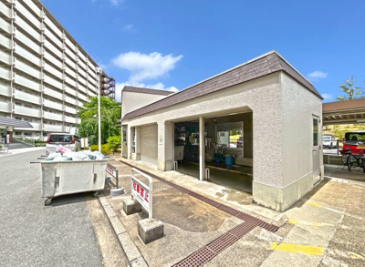 【設備】 | 向島ニュータウン第3街区D棟 | 【ゴミ収集場】マンション目の前にゴミ収集場があるので、通勤前のついでにゴミを出せて助かります。