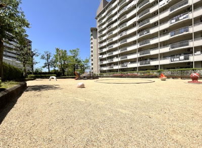 【設備】 | 向島ニュータウン第3街区D棟 | 【児童公園】小さいお子様がいらっしゃるご家庭は、マンションのすぐ側に広場があると助かりますね。