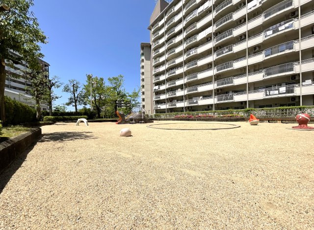 【設備】 | 向島ニュータウン第3街区D棟 | 【児童公園】小さいお子様がいらっしゃるご家庭は、マンションのすぐ側に広場があると助かりますね。