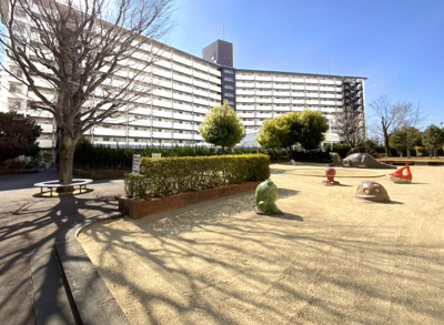 【設備】 | 向島ニュータウン第3街区D棟 | 【児童公園】小さいお子様がいらっしゃるご家庭は、マンションのすぐ側に広場があると助かりますね。