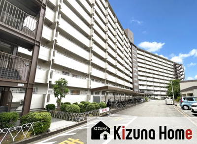 【外観】 | 向島ニュータウン第3街区D棟 | 《向島ニュータウン第三街区D棟》の嬉しいおすすめポイント・パート2は、ニュータウン内でD棟のみが「大切なペットと暮らせるマンション」なんです（但し、規約による制限がありますのでご確認下さい。）