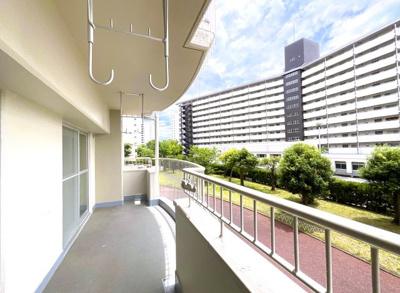 【バルコニー】 | 向島ニュータウン第3街区D棟 | 広いバルコニーで洗濯物を干すのはストレスがなくて嬉しいですね。南側で陽当りもよく洗濯物が気持ちよく乾きます。