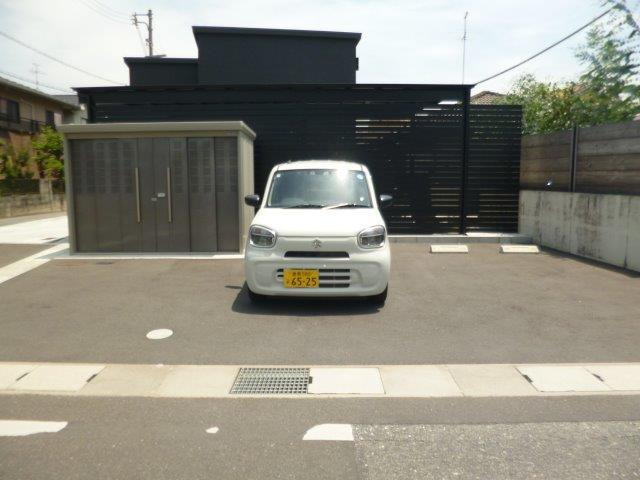 倉敷市西中新田のアパートの駐車場|道向かい駐車場
