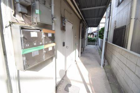 初美ハイツのエントランス|集合ポストあります