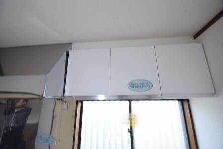 初美ハイツのキッチン|キッチン上に収納付きです