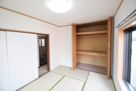 初美ハイツの収納|防犯シャッター付きです
