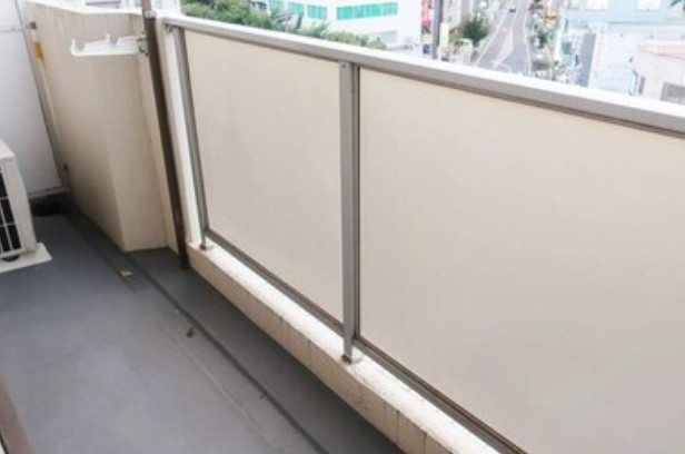 入間市駅前ビルのバルコニー