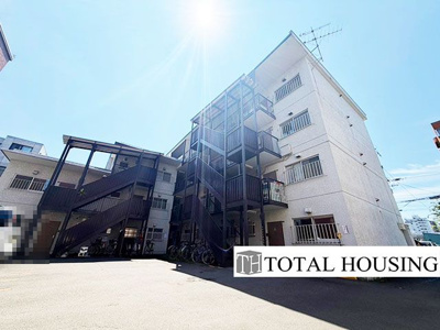 【外観】 | 豊平ロイヤルハイツ | 周辺の穏やかな住宅街に溶け込みながらも、しっかりとした佇まいと落ち着いた色合いが安心感を与えるマンションです。