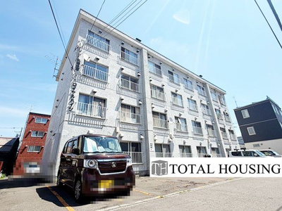 【外観】 | 豊平ロイヤルハイツ | シンプルで洗練されたマンション外観は、住む人のセンスを引き立て、落ち着いた雰囲気を提供します。
