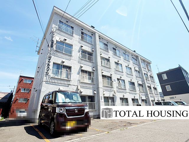 【外観】 | 豊平ロイヤルハイツ | シンプルで洗練されたマンション外観は、住む人のセンスを引き立て、落ち着いた雰囲気を提供します。