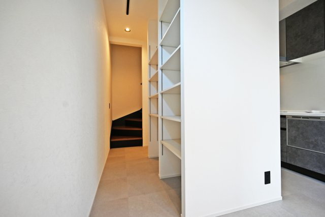 西宮市上田中町新築一戸建て│2LDK＋駐車1台可の収納|キッチン背面には、食品や日用品をストックできる大容量のパントリーを備えています。