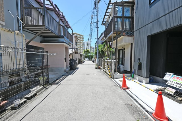 西宮市上田中町新築一戸建て│2LDK＋駐車1台可の前面道路含む現地写真|近隣に小・中学校が揃っており、お子さまの毎日の通学も安心です。通学時間の負担を軽減できるため、子育て世帯にも嬉しい地域です。