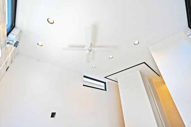 西宮市上田中町新築一戸建て│2LDK＋駐車1台可の居間・リビング|リビング天井はホワイトカラーで統一されており、圧迫感の少ないすっきりとした印象です。