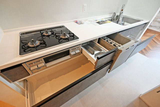西宮市上田中町新築一戸建て│2LDK＋駐車1台可のキッチン|食器洗浄乾燥機を備えており、食後の洗い物をまとめて行えるため、忙しいご家庭の時短にも役立ちます。