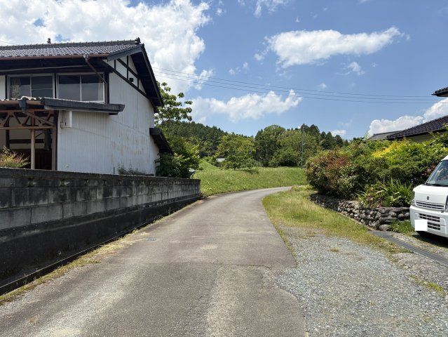 山田町道端 中古一戸建ての前面道路含む現地写真