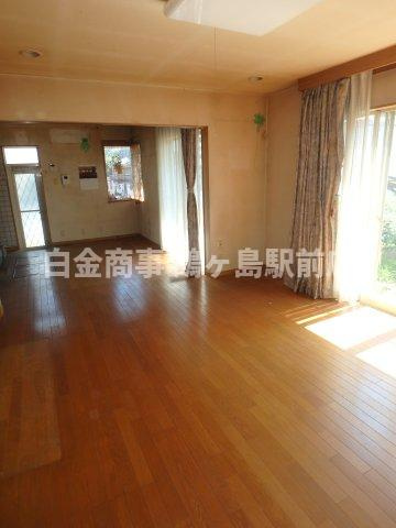 坂戸市鶴舞中古戸建の居間・リビング|リフォーム前の写真です
