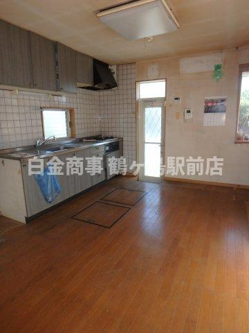 坂戸市鶴舞中古戸建の居間・リビング|リフォーム前の写真です