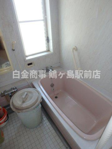 坂戸市鶴舞中古戸建の浴室|リフォーム前の写真です