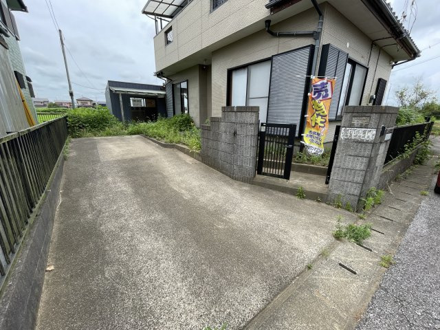 東金市菱沼中古戸建の駐車場