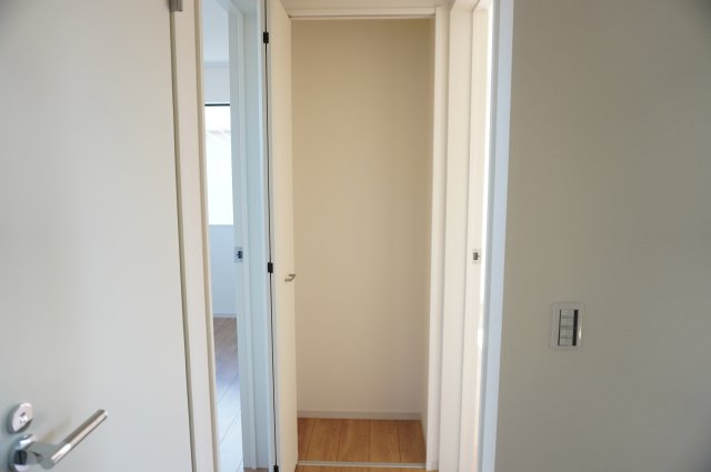 越谷市蒲生1丁目 新築分譲住宅の収納|2階 廊下