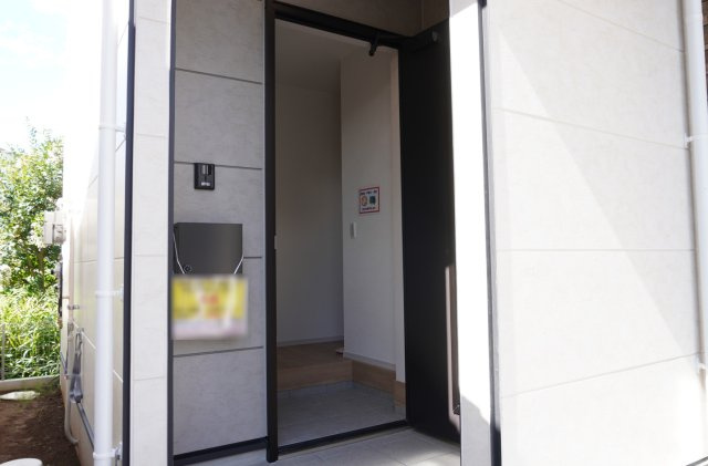 越谷市蒲生1丁目 新築分譲住宅の玄関