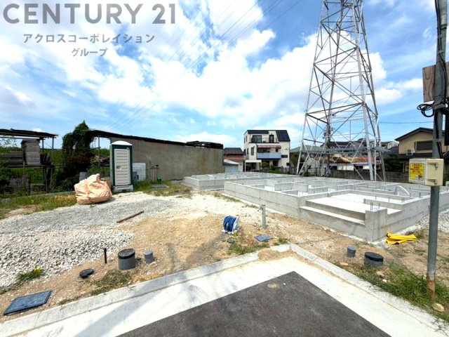 【現地のご紹介】
全9区画の分譲現場です。
土地売り区画、新築分譲区画とご用意しております。
９月完成につき現地と合わせて、モデルハウスの見学が可能です。
お気軽にお問合せください。