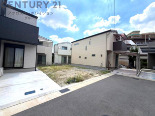 【現地のご紹介】
全9区画の分譲現場です。
土地売り区画、新築分譲区画とご用意しております。
９月完成につき現地と合わせて、モデルハウスの見学が可能です。
お気軽にお問合せください。