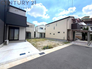 【現地のご紹介】
全9区画の分譲現場です。
土地売り区画、新築分譲区画とご用意しております。
９月完成につき現地と合わせて、モデルハウスの見学が可能です。
お気軽にお問合せください。