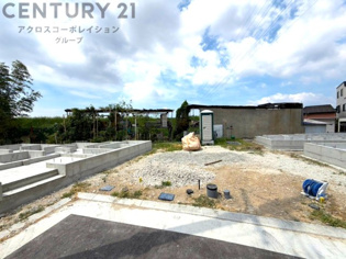 【現地のご紹介】
全9区画の分譲現場です。
土地売り区画、新築分譲区画とご用意しております。
９月完成につき現地と合わせて、モデルハウスの見学が可能です。
お気軽にお問合せください。