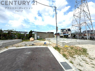 【現地のご紹介】
全9区画の分譲現場です。
土地売り区画、新築分譲区画とご用意しております。
９月完成につき現地と合わせて、モデルハウスの見学が可能です。
お気軽にお問合せください。