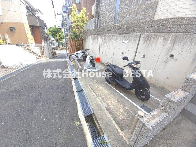Viano神戸上筒井通Eastの駐車場