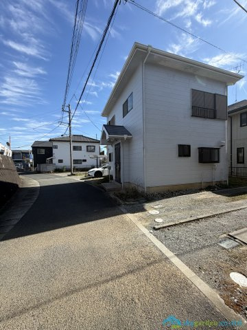 平塚市南金目　中古戸建の前面道路含む現地写真