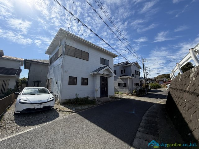 平塚市南金目　中古戸建の前面道路含む現地写真