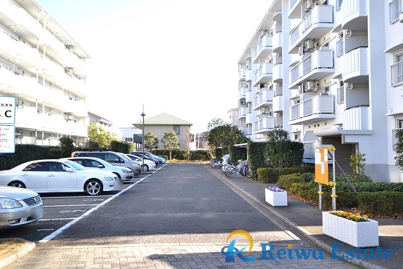 辻堂駅前ハイツ　2号棟の駐車場