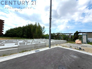 【現地のご紹介】
全9区画の分譲現場です。
土地売り区画、新築分譲区画とご用意しております。
９月完成につき現地と合わせて、モデルハウスの見学が可能です。
お気軽にお問合せください。