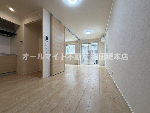 川崎市多摩区宿河原７丁目のアパートの居間・リビング