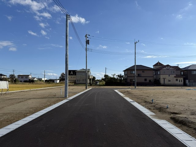 匝瑳市八日市場ロA区／太陽光発電システム付　新築一戸建の前面道路含む現地写真