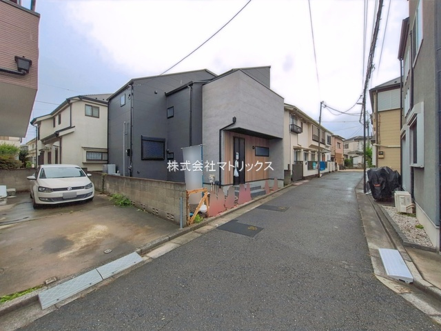 練馬区東大泉6丁目　印象的な外観　低層エリアの限定1棟の前面道路含む現地写真