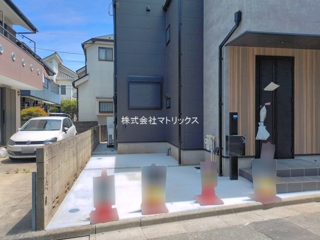 練馬区東大泉6丁目　印象的な外観　低層エリアの限定1棟の前面道路含む現地写真