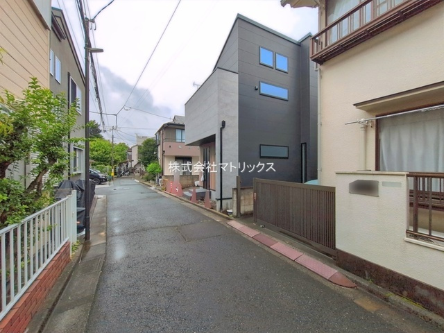 練馬区東大泉6丁目　印象的な外観　低層エリアの限定1棟の前面道路含む現地写真