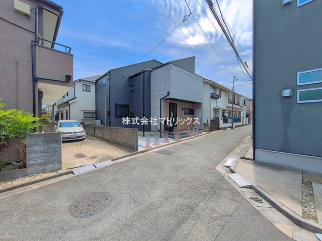 練馬区東大泉6丁目　印象的な外観　低層エリアの限定1棟の前面道路含む現地写真
