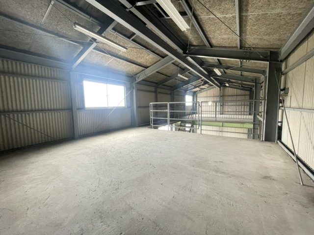 本野町956-1倉庫の内装