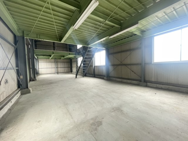 本野町956-1倉庫の内装