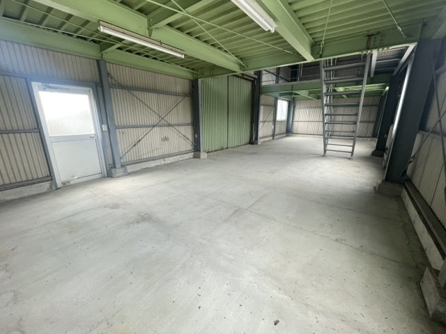 本野町956-1倉庫の内装