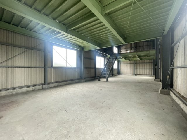 本野町956-1倉庫の内装